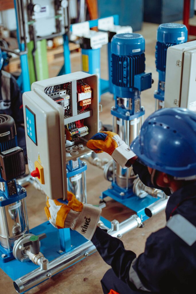 Indischer Ingenieur für Automatisierung, der als Fachkraft aus dem Ausland rekrutiert wurde