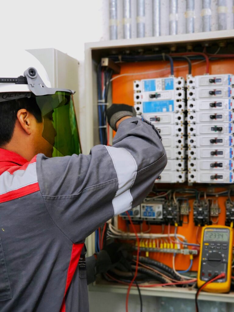 Indischer Elektroingenieur, der als Fachkraft aus dem Ausland rekrutiert wurde
