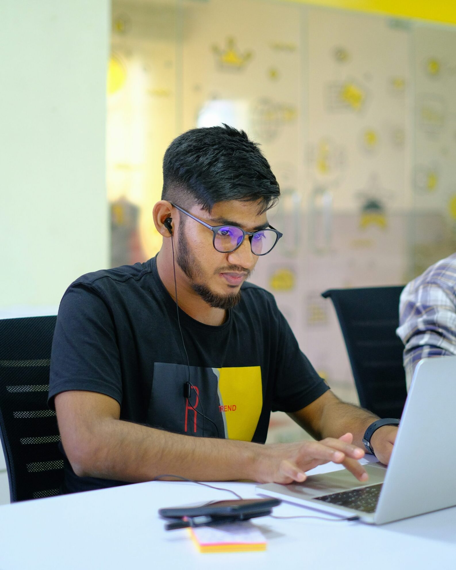 Indischer IT Administrator, der als IT-Fachkraft aus dem Ausland rekrutiert wurde