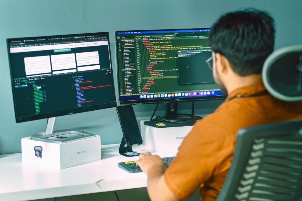 Indischer Softwareentwickler, der als Fachkraft aus dem Ausland rekrutiert wurde