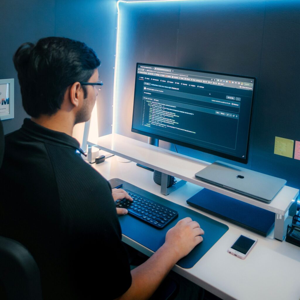 Indischer DevOps Engineer, der als Fachkraft aus dem Ausland rekrutiert wurde