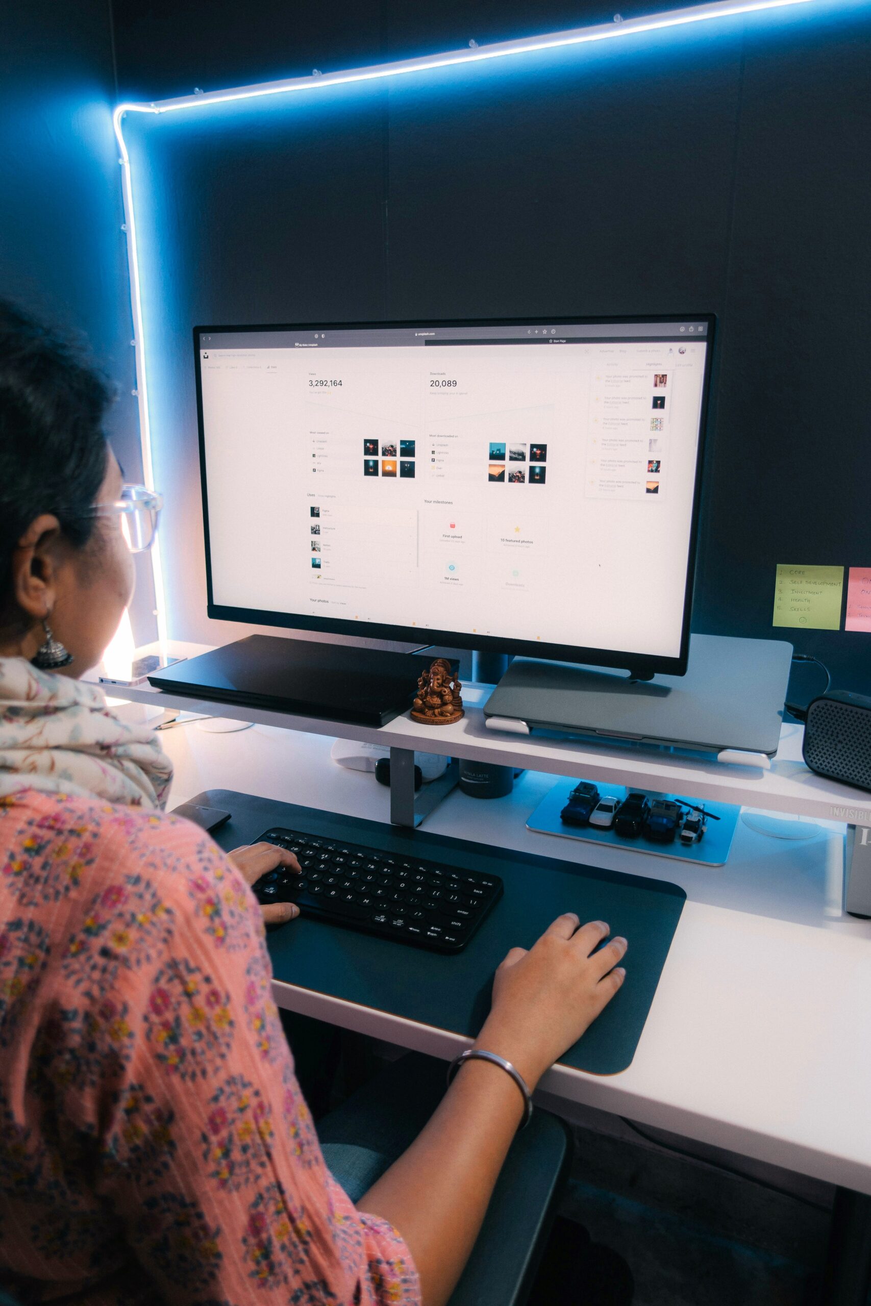 Indischer Web Developer, der als IT-Fachkraft aus dem Ausland rekrutiert wurde